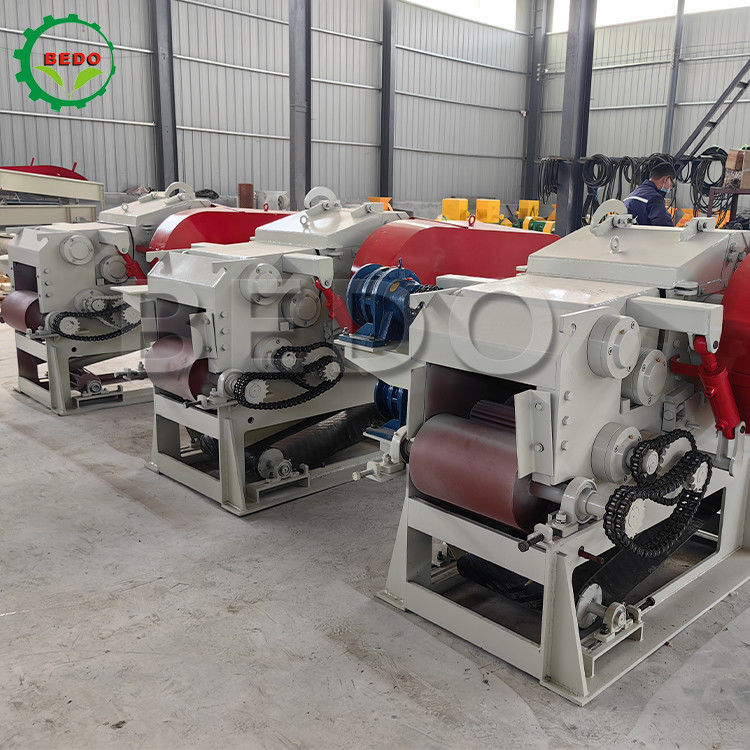 590rpm 3-5t/h ड्रम प्रकार लकड़ी चिपिंग मशीन एक साल की वारंटी वानिकी चिपर