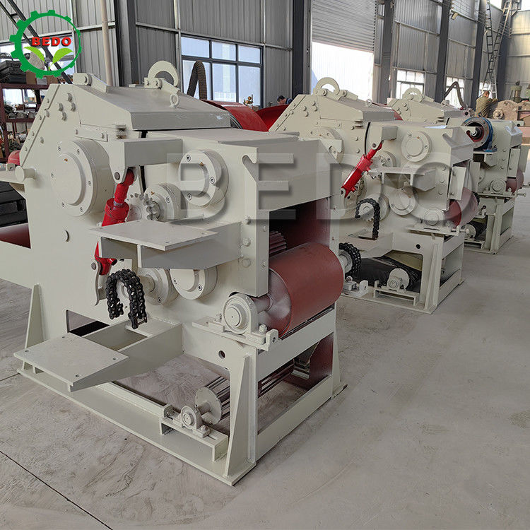 590rpm 3-5t/h ड्रम प्रकार लकड़ी चिपिंग मशीन एक साल की वारंटी वानिकी चिपर