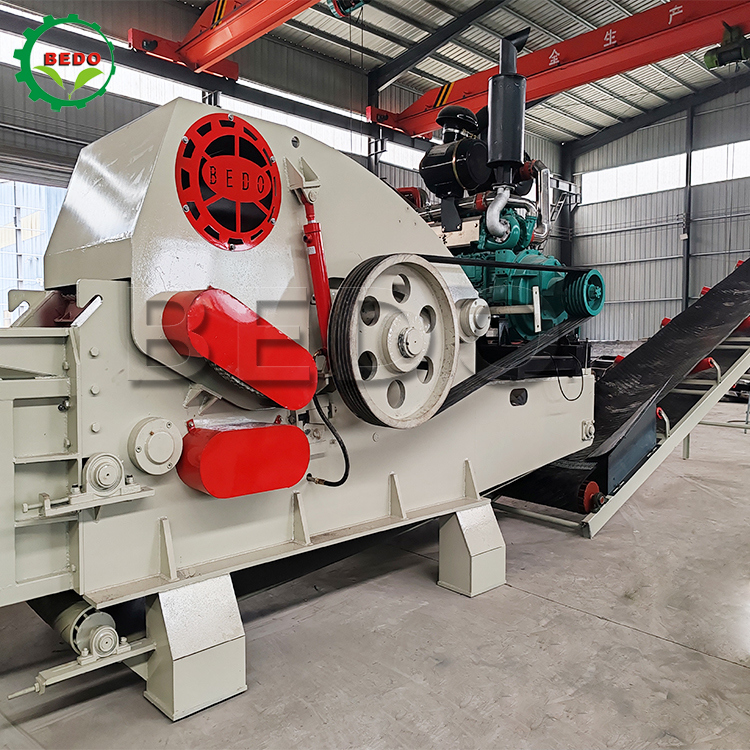 फ़ीड कन्वेयर 235HP हाइड्रोलिक मोटर वुड चिपर मशीन 700x400 मिमी इनलेट ड्रम प्रकार औद्योगिक श्रेडर