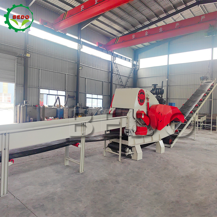 इंडोनेशिया चारकोल और कॉयर प्रसंस्करण के लिए डीजल मोबाइल 55HP नारियल खोल हस्क वुड चिपर मशीन