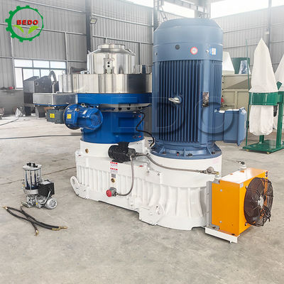 5000 किलोग्राम वजन पीएलसी नियंत्रित लकड़ी गोली मिल 0.15kw गियर पंप के साथ