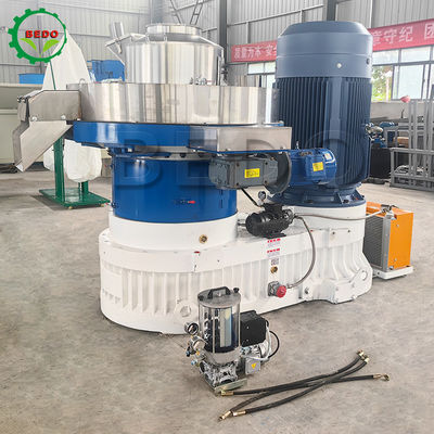 132KW स्टेनलेस स्टील वुड पेलेट मशीन 3KW ट्रंकटर और 0.25KW तेल पंप के साथ