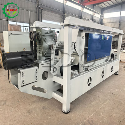 4 किलोवाट रनिंग पावर वुड शेविंग मशीन अलॉय स्टील ब्लेड और 400-500 किग्रा/घंटा क्षमता के साथ